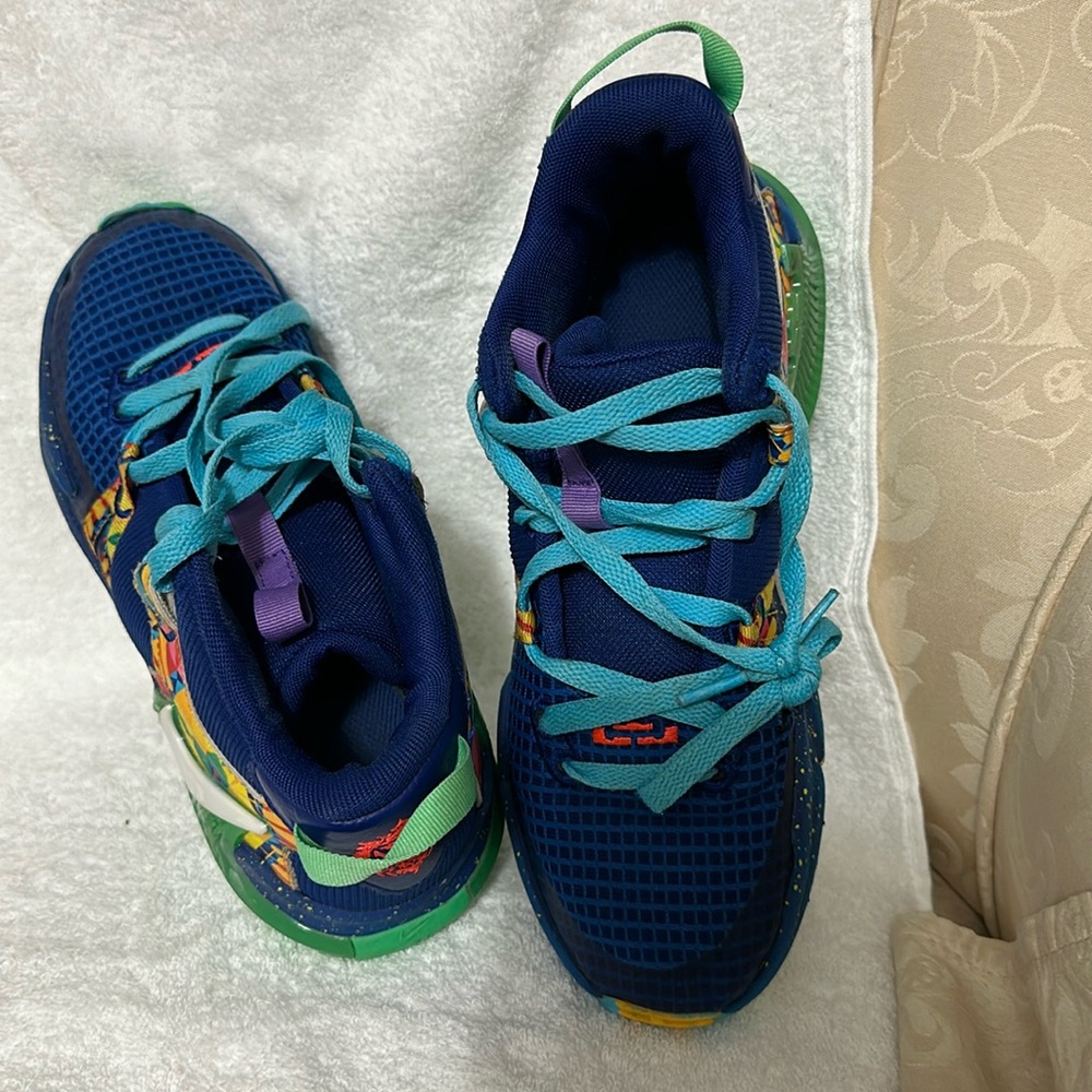 Sneakers size 6Y
